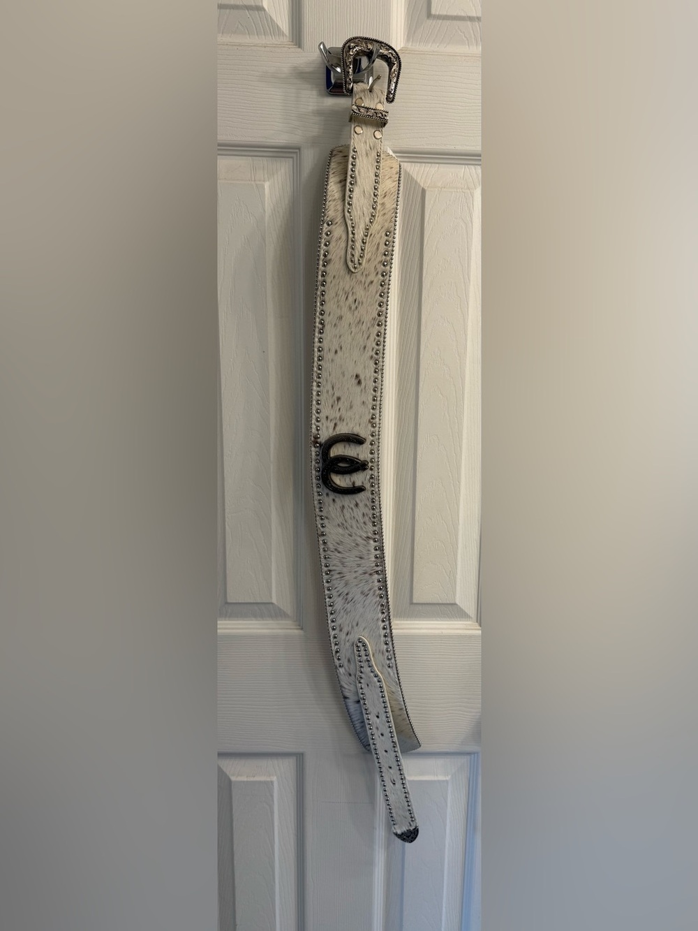Understated Leather Double Horseshoe Belt